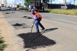 Operação Tapa-Buraco atende Candeias, Brasil, São Sebastião e Campinhos nesta semana