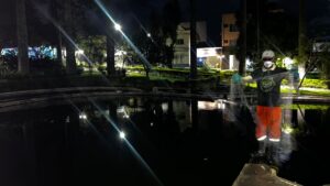 Secretaria de Meio Ambiente inicia retirada de peixes para renovação da água dos lagos da Praça Tancredo Neves