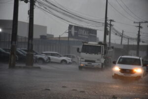 TEMPORAL COM RAIOS PROVOCA QUEDAS DE ENERGIA E APAGÕES EM VITÓRIA DA CONQUISTA